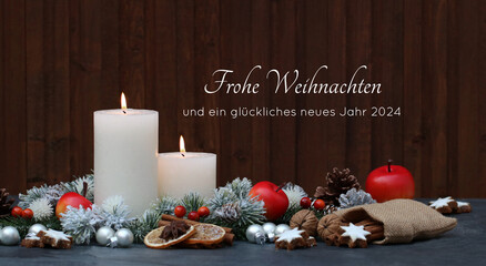 Weihnachtskarte: Rustikale Weihnachtsdekoration mit Kerzen, Weihnachtsschmuck und der Beschriftung...
