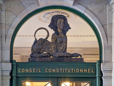 Paris, France - 22 novembre 2023: Enseigne du Conseil Constitutionnel, institution fran&ccedil;aise charg&eacute;e de v&eacute;rifier la conformit&eacute; des lois &agrave; la constitution fran&ccedil;aise et la r&eacute;gularit&eacute; des &eacute;lections