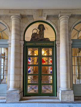 Paris, France - 22 novembre 2023: Entr&eacute;e du Conseil Constitutionnel, institution fran&ccedil;aise charg&eacute;e de v&eacute;rifier la conformit&eacute; des lois &agrave; la constitution fran&ccedil;aise et la r&eacute;gularit&eacute; des &eacute;lections