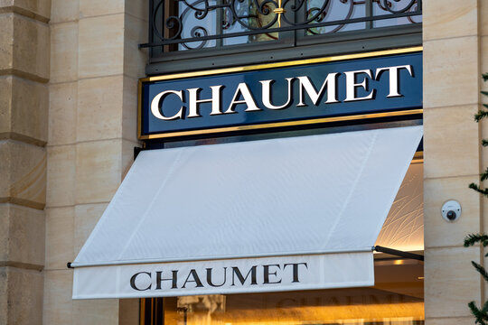 Paris, France - 22 novembre 2023: Enseigne de la boutique Chaumet situ&eacute;e Place Vend&ocirc;me &agrave; Paris. Chaumet est une entreprise fran&ccedil;aise sp&eacute;cialis&eacute;e dans la joaillerie et l'horlogerie de luxe