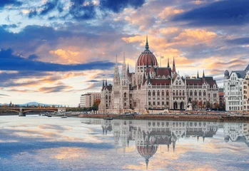 Foto op Plexiglas Parliament building in Budapest. Hungary. The building of the Hungarian Parliament is located on the banks of the Danube River, in the center of Budapest. © Denis Rozhnovsky