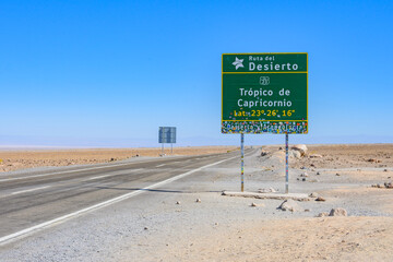 Região da placa do Trópico de Capricórnio no deserto do Atacama, Chile, na rota 23 antes do...