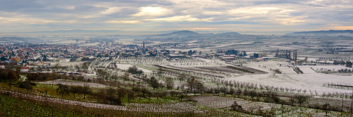 Village d'un vignoble alsacien sous la neige