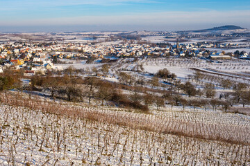 Village d'un vignoble alsacien sous la neige