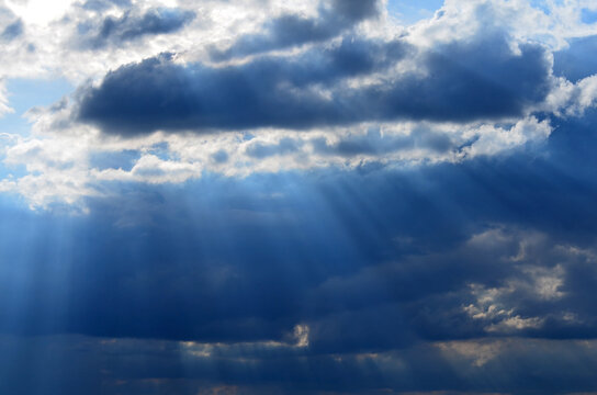 sky before a thunderstorm with clouds and slanting rays