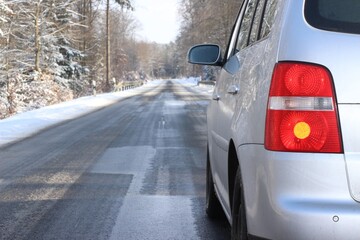 Tagszene auf der Straße nach Schneefall