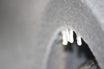 Eisregen mit Eis überzogenes Auto. Graues Auto mit Eisregen bedeckt, Eiszapfen, Schlechtes...