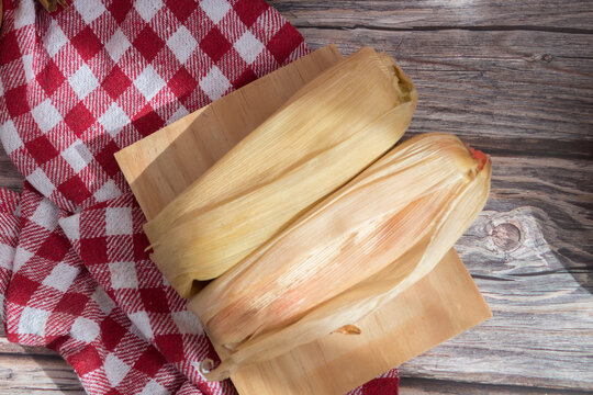 Tamales Sobre Mesa , Vista Superior. Comida Típica Mexicana. Día De La Candelaria