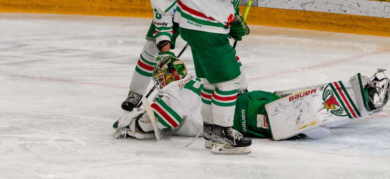 hockey players in the snow Fr&ouml;lunda HC
1 - 4
(0-2, 1-0, 0-2)
R&ouml;gle BK