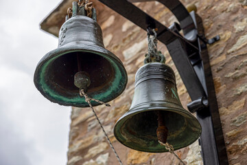 zwei Glocken an einer Wand