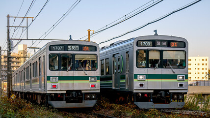 Naklejka premium 築堤を走る電車