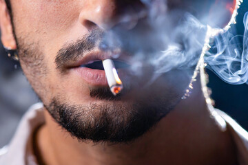 uomo che fuma sigaretta fumo barba