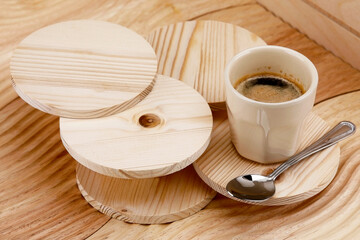 Tazzina di caffè espresso su sfondo di legno