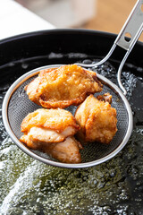 鶏のから揚げ調理風景、揚げ物料理