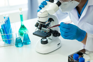 Healthcare researchers working in life science laboratories also work. Microscopes and test tubes: Scientists evaluate and analyze study data.