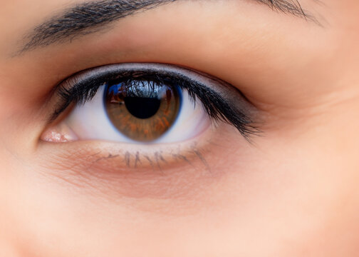 美しい白人女性のブラウンの瞳、虹彩、目のマクロ撮影　クローズアップ　AI生成画像