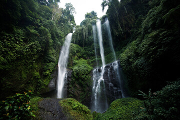 Obraz premium View of jungle waterfall cascade in tropical rainforest