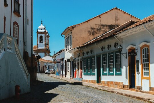 S&atilde;o Jo&atilde;o del Rey, Minas Gerais, Brasil - Novembro de 2023 - Dia ensolarado nas ruas do centro hist&oacute;rico, onde &eacute; poss&iacute;vel destacar a bela arquitetura colonial portuguesa presente nas casas e igrejas.