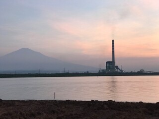 Fototapeta na wymiar refinery at sunset