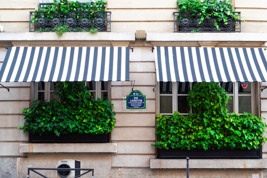 H&ocirc;tel de Rue Lauriston, avec fen&ecirc;tres et balcons fleuris