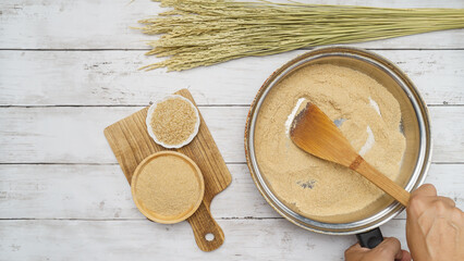 日本の煎りぬか(炒りぬか)イメージ｜米ぬかと玄米と稲穂