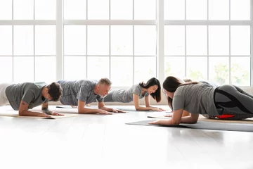 Crédence de cuisine en verre imprimé Fitness Group of sporty people doing plank in gym