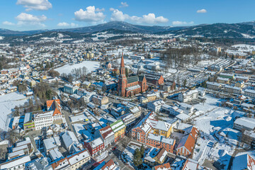 Fototapeta premium Winterliches Zwiesel im Bayerischen Wald - Blick auf Stadtplatz und Rathaus im Zentrum 