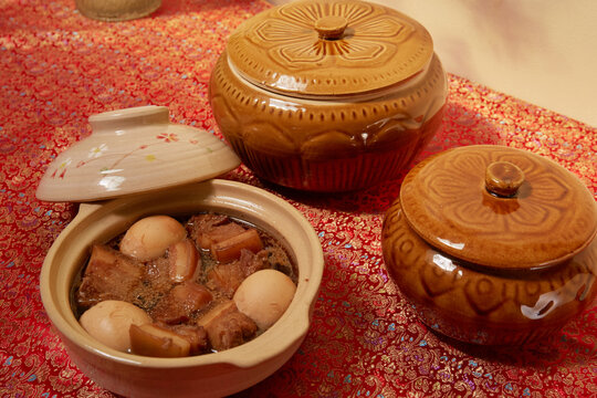 Thit Heo Kho Trung - Vietnamese caramelised pork belly with hard-boiled eggs braised in coconut water.