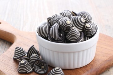 Elephant ear cake has a unique shape and sweet and crunchy taste, the shape is as the name implies;...