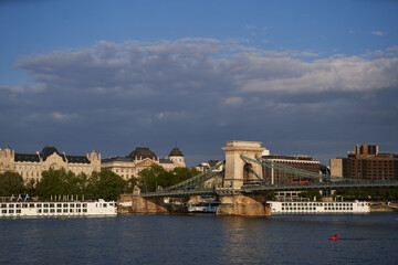 Obraz premium Chain Bridge (Hungarian: Széchenyi lánchíd), the most popular bridge in Budapest, Hungary - 7 May, 2019