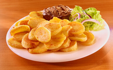 Bratkarfoffeln,  Fleisch gegrillt, Salat, rote Zwiebeln,