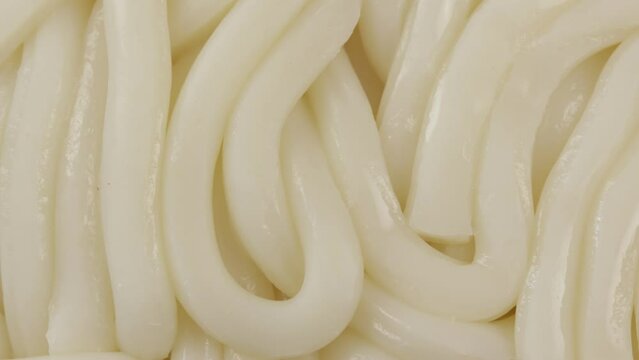 nouilles udon pr&eacute;cuites , en gros plan, 