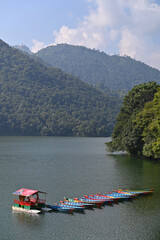 ネパールのポカラにあるフェワ湖