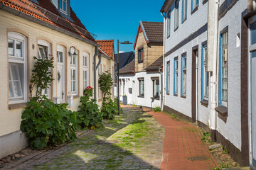 Dorfstraße im idyllischen Fischerdorf Holm in Schleswig an der Schlei
