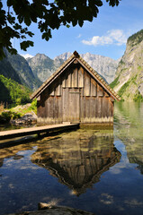 Fototapeta na wymiar See mit Hütte