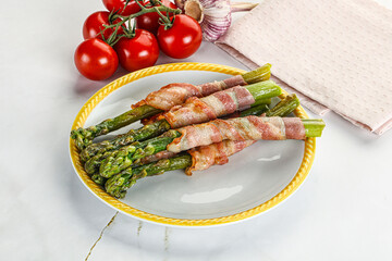 Grilled asparagus with bacon