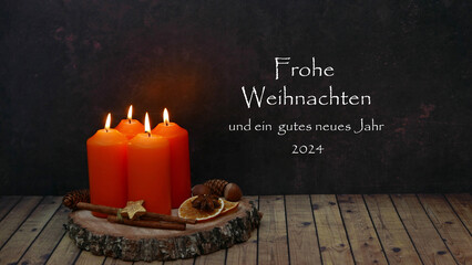 Weihnachtsgrußkarte mit Text in deutscher Sprache. Weihnachtsdekoration mit orangefarbene Kerzen   vor einem dunklen Hintergrund mit dem Text Frohe Weihnachten und ein gutes neues Jahr 2024