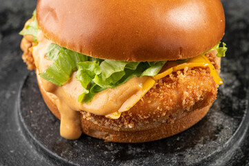 burger de frango crocante alface bacon cebola caramelizada 
