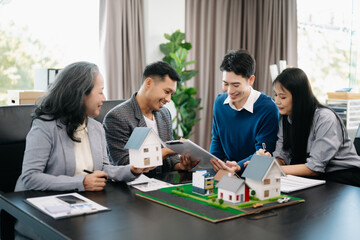 A family couple sign a lease meeting with a realtor or homeowner, purchase the first mortgage .