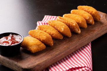 burguer de carne burguer de frango frango crocante frango recheado maionese molhos salada tomate  cheddar bacon cebola crispy  queijo derretendo 