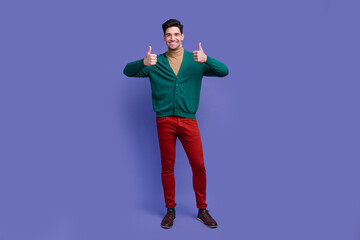 Full length photo of cheerful satisfied stylish man demonstrate thumbs up cool feedback approval isolated on purple color background