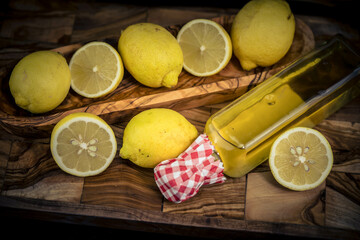 frische halbierte Zitronen auf Olivenholz