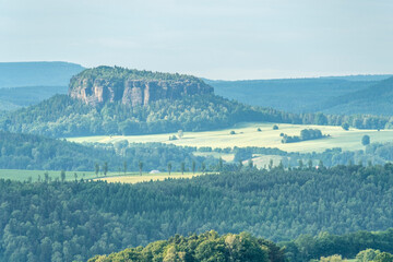 Basteiaussicht Panorama Elbsandsteingebirge mit Tafelberg 