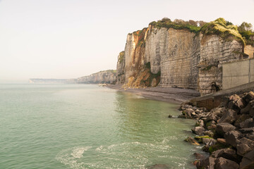 Atemberaubende Klippen am türkisfarbenen Meer in der Normandie.
