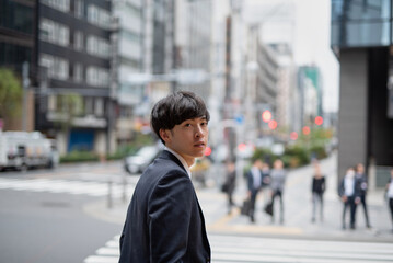 街を歩くビジネスマン