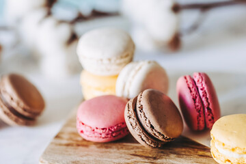 Assortiment de macarons colorés goût vanille chocolat citron et fraise - Dessert sucré français