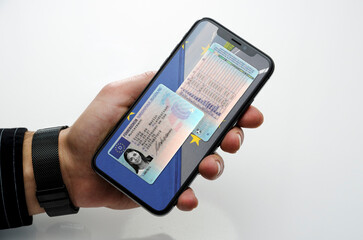 Digitaler Führerschein auf einem Handy in der Hand gehalten