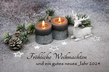  Weihnachtskarte: Romantische Weihnachtsdekoration mit Kerzen, Tannenzweigen, einem Hirsch in den...