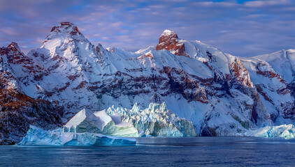 Late afternoon sunlight on the icebergs slowly melting on the northeast coast of Greenland - obrazy, fototapety, plakaty