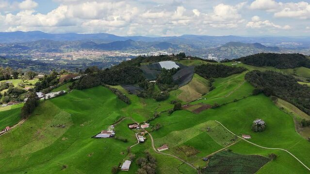 Video aéreo en el que se observa el municipio de la Ceja, ubicado en el oriente de Antioquia, Colombia. Con un fondo espectacular donde contrasta el verde del horizonte con el azul del cielo..